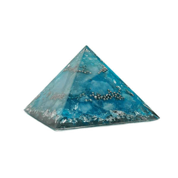 Hellblaue Orgonit Pyramide mit silberfarbenen Elementen.