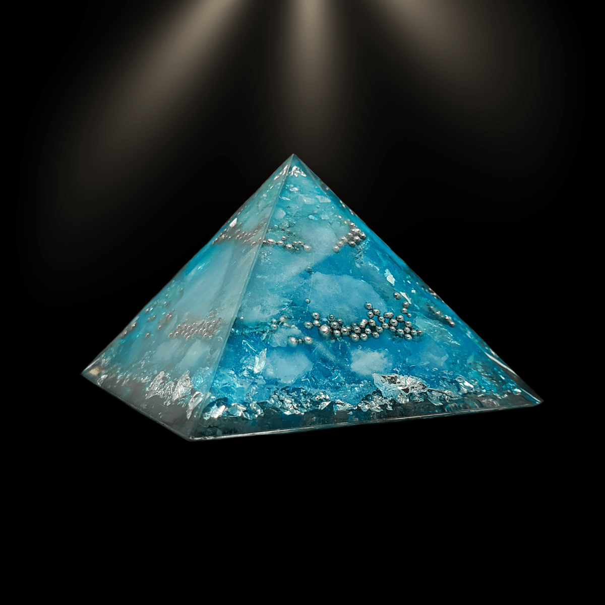 Hellblaue Orgon Pyramide mit silbernen Elementen. Die helle Farbgebung gab dieser Orgonit Pyramide ihren Namen.
