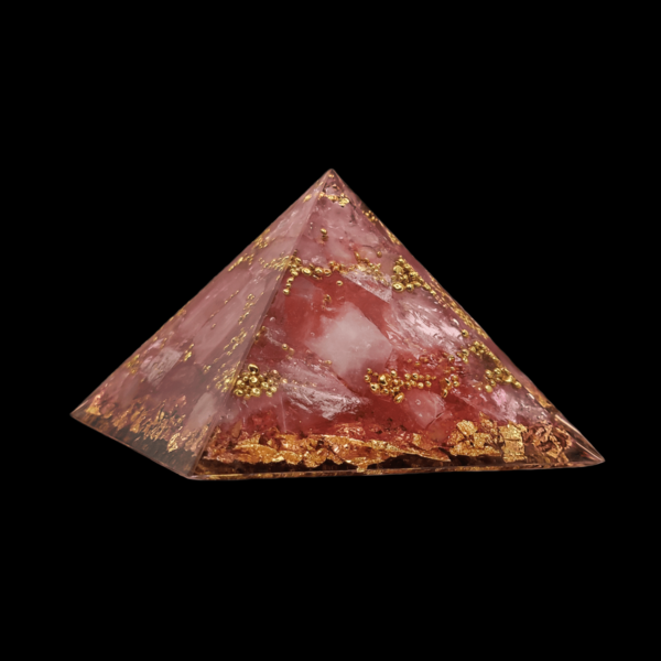 Orgonit Pyramide in rosa mit Rosenquarz & Gold.