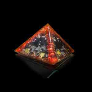 Orgonit Pyramide gefertigt aus den Edelsteinen Bernstein, Gelber Opal, Kupfer & Messing.
