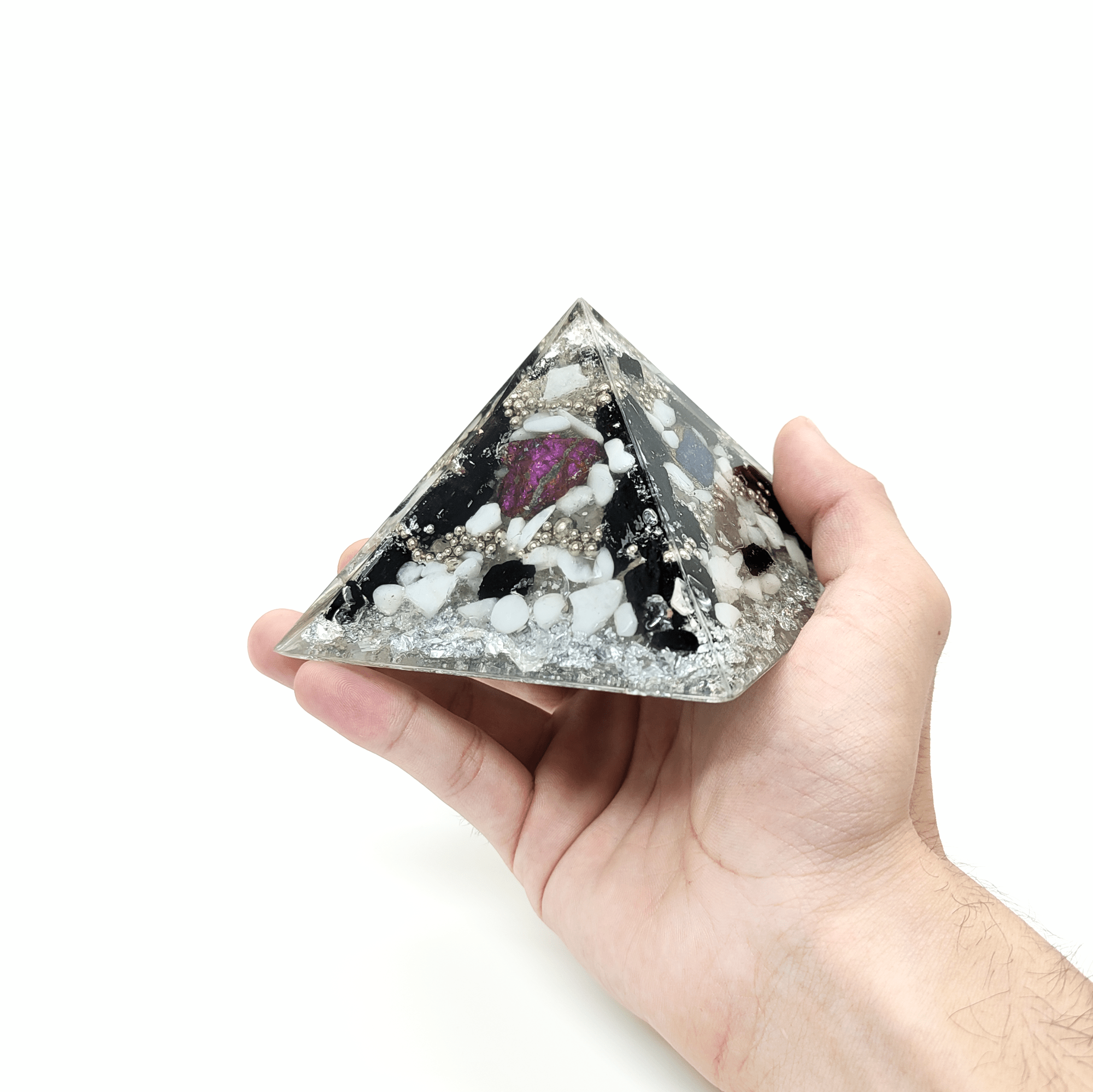 Produktpräsentation einer Schutz Orgonit Pyramide mit den Edelsteinen Schwarzer Turmalin, Bergkristall & Silber.