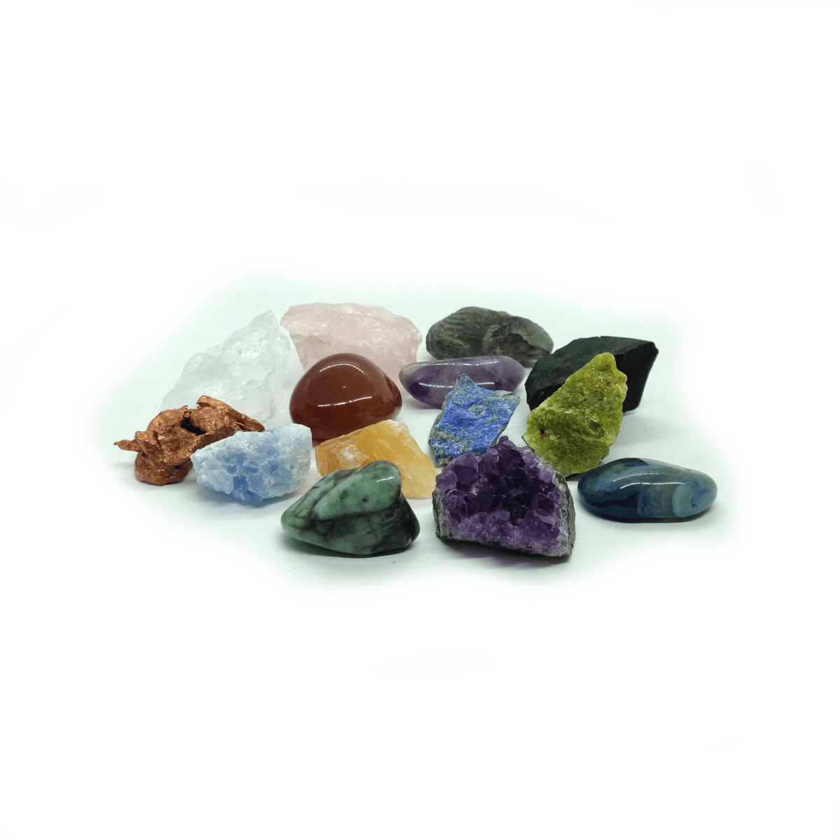 Verschiedene Kristalle, Trommelsteine, Rohsteine & Mineralien in bunten Farben.