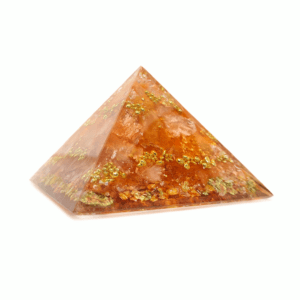 Orangene Orgonit Pyramide mit Karneol, Bergkristall, weiteren Edelsteinen, sowie goldenen Metall Elementen.
