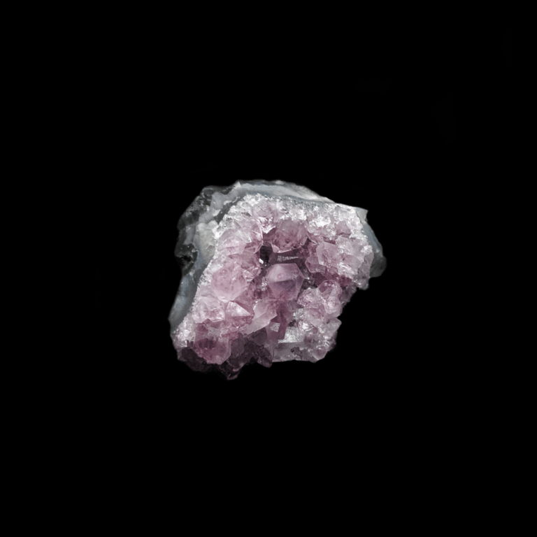 Amethyst Stufe mit hellen, pinken Kristallen.