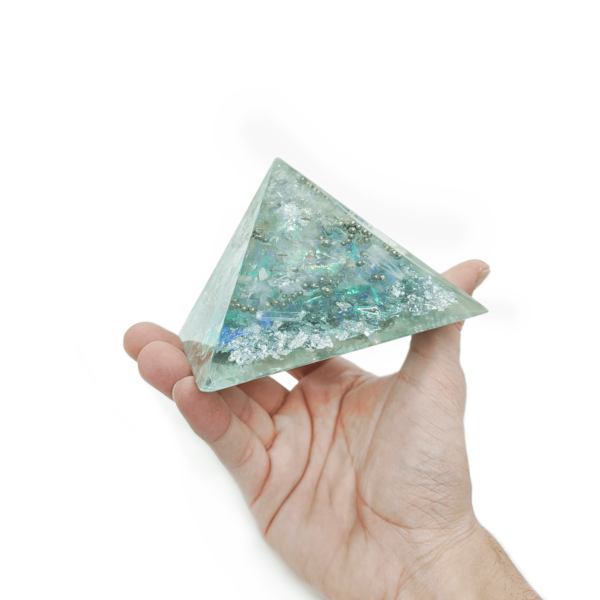 Eine mittelgroße Edelstein Pyramide mit Selenit, Bergkristall & Hekrimer Diamant.