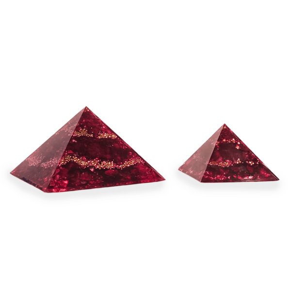 2 rote Kristallpyramiden aus Edelsteinen & goldenen Metallelementen.