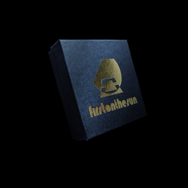 Hochwertiger firstonthesun Karton mit goldenem Logo. Dieser Karton wird für jeden Kauf eines Resin oder Edelstein Amuletts mitgeliefert.