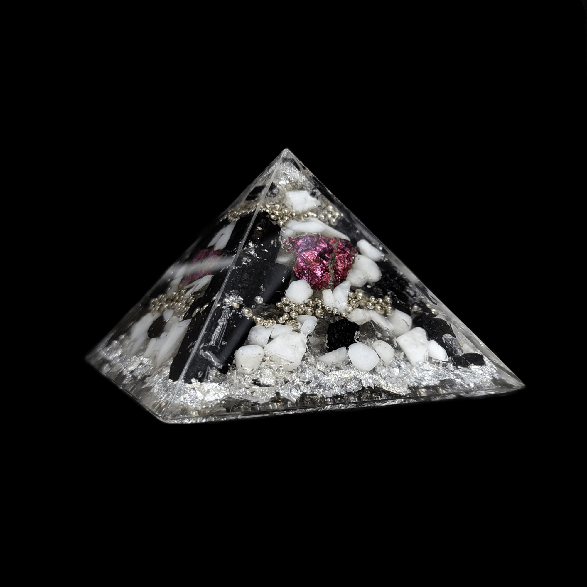 Orgonit Pyramide mit weißen, schwarzen & bunten Edelsteinen. Die Metalle des Schutz Orgoniten sind silberfarben.