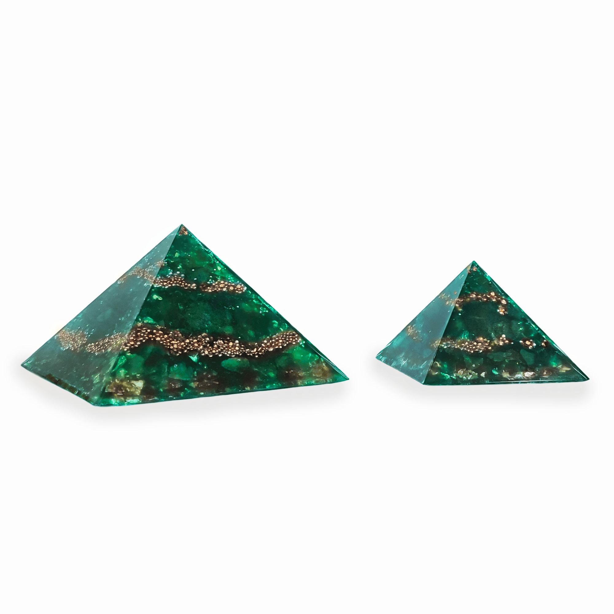 Eine große XXL Orgonit Pyramide, sowie ein mittelgroßer Orgonit mit den Edelsteinen Smaragd, Peridot & grünem Opal. Die Orgoniten sind grün mit goldenen Metallelementen.