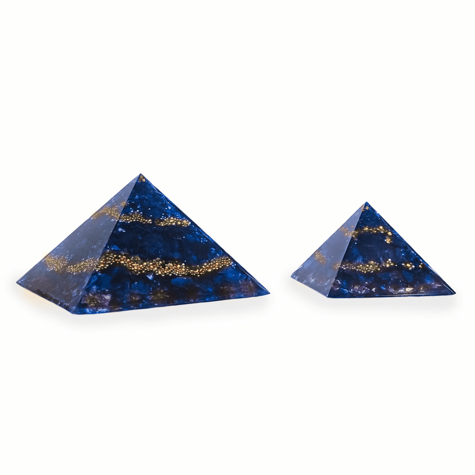Eine große XXL Orgonit Pyramide, sowie ein mittelgroßer Orgonit mit den Edelsteinen Sodalith, Lapislazuli & Saphir. Die Orgoniten sind blau mit goldenen Metallelementen.