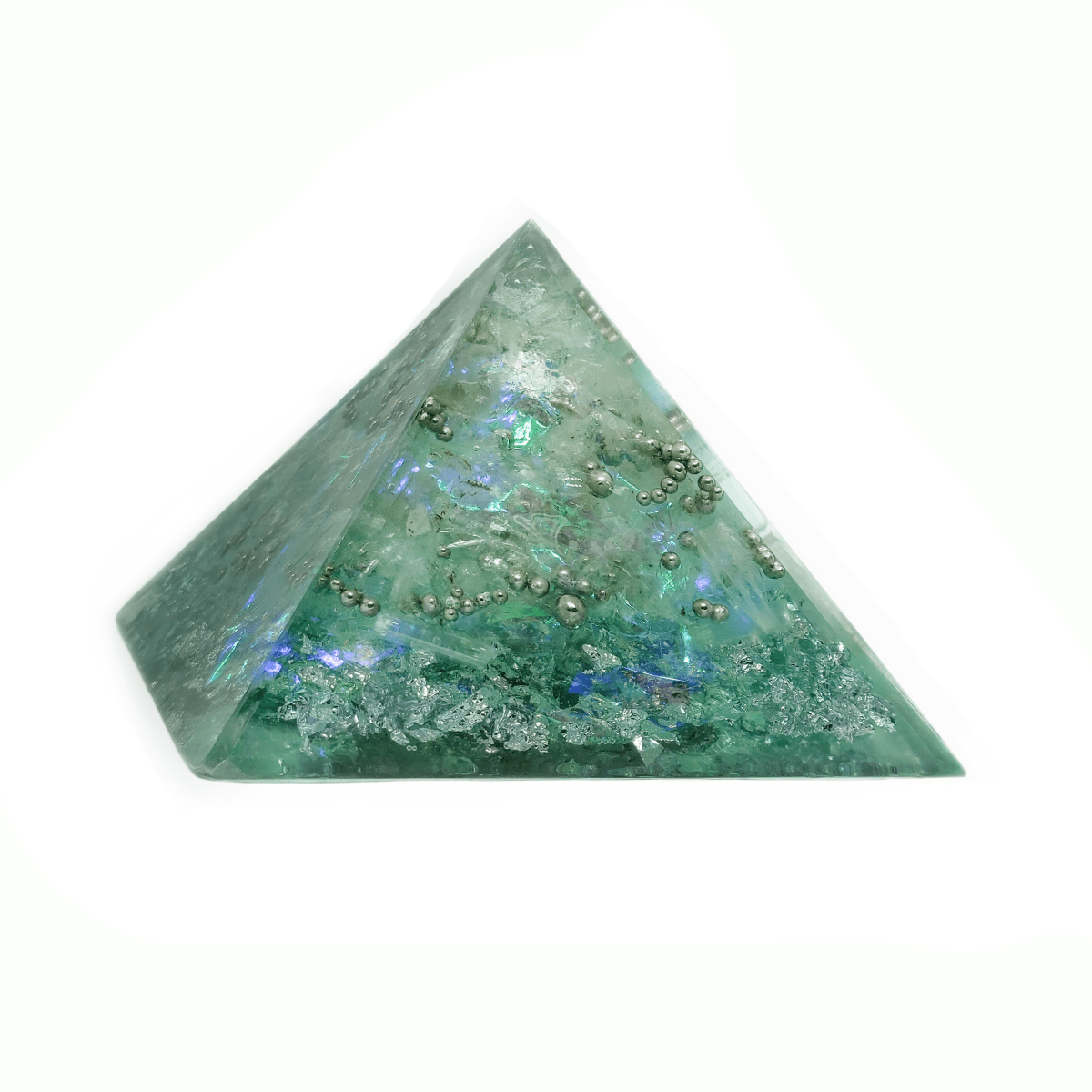 Polarlicht Pyramide mit Selenit & weiteren Edelsteinen als Orgonit auf weißem Hintergrund.