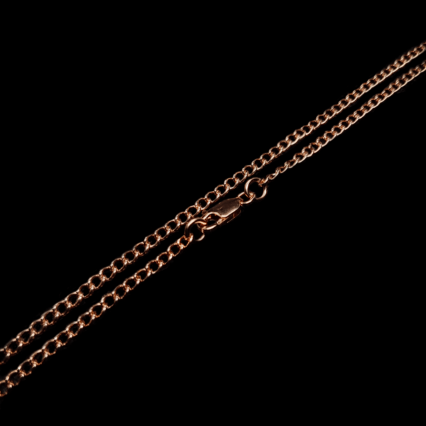 Ansicht des Verschlusses und der Kettenglieder einer Rosé-vergoldeten Silberkette.