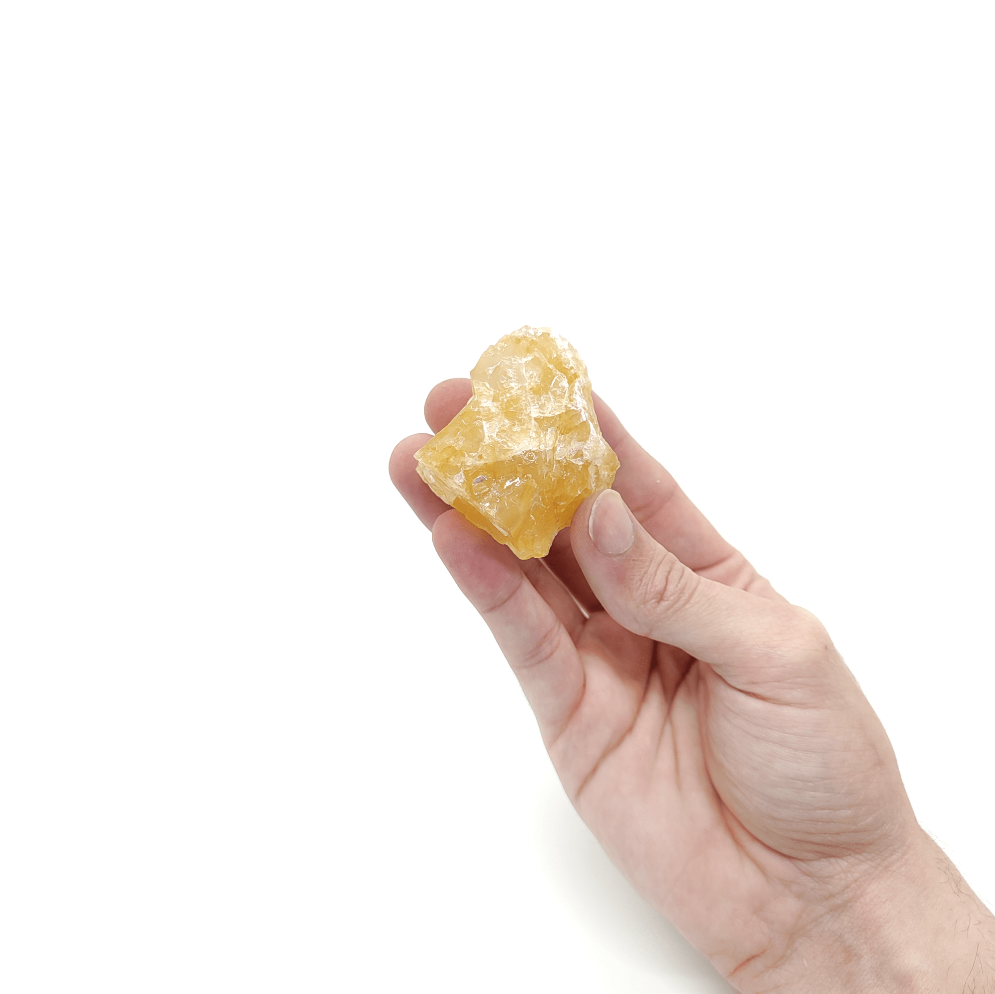 Produktpräsentation eines großen Citrin Rohsteins. Citrin ist ein gelber Quarz.
