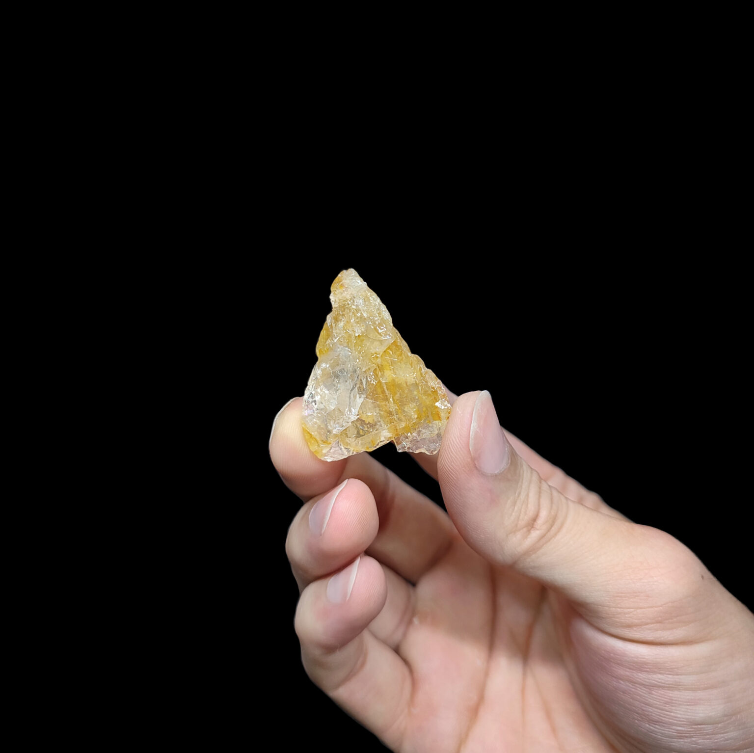 Natürlicher Citrin Rohstein mit 3cm Größe. Dieser Kristall ist gelb.