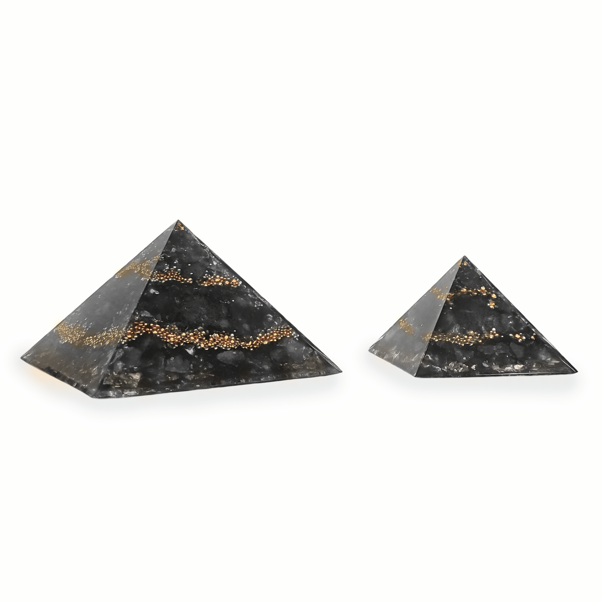 Eine große XXL Orgonit Pyramide, sowie ein mittelgroßer Orgonit mit den Edelsteinen Thulit, Granat & Rubin. Die Orgoniten sind rot mit goldenen Metallelementen.