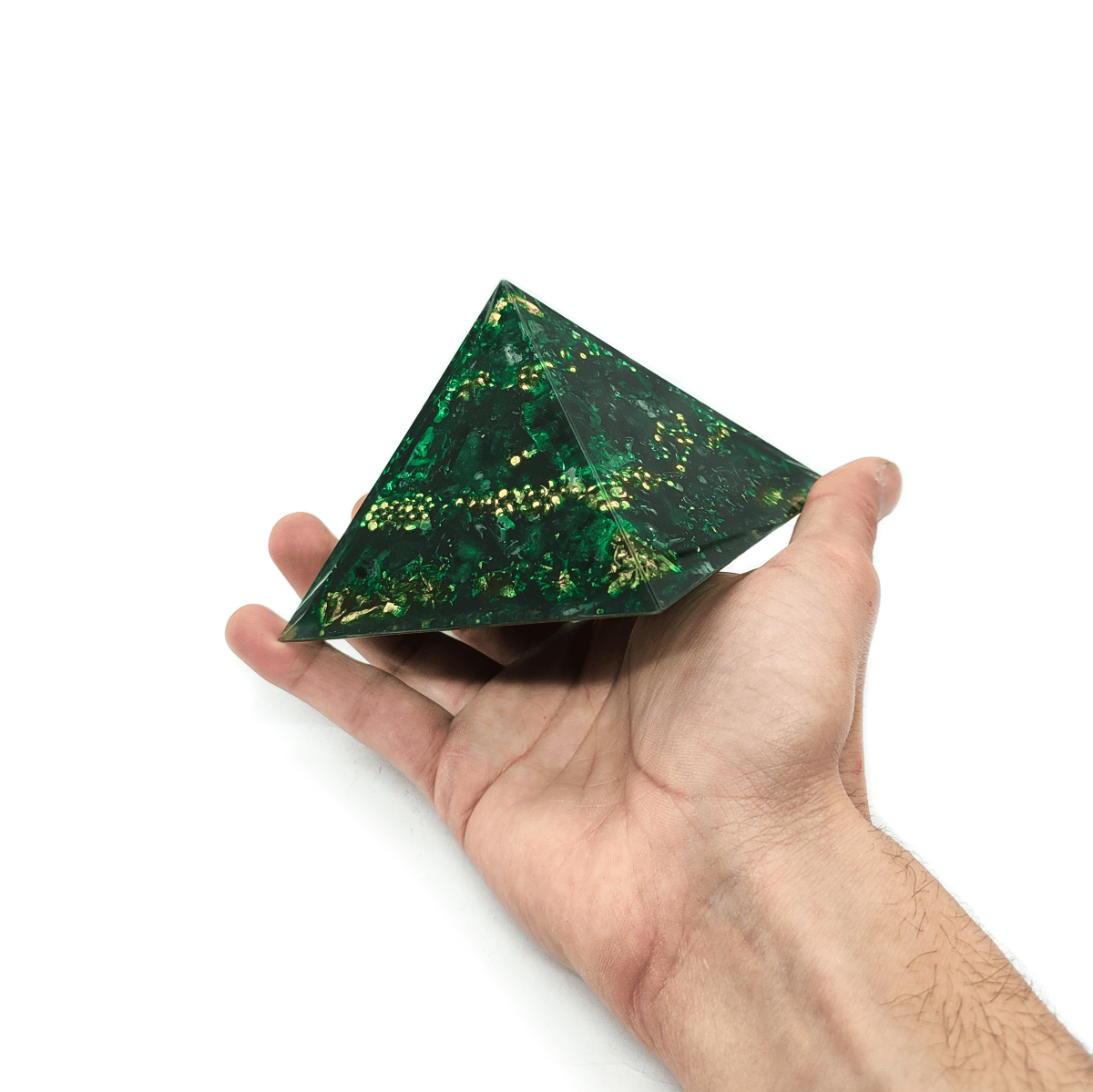 Dunkelgrüne Orgonit Pyramide mit Smaragden & Gold.