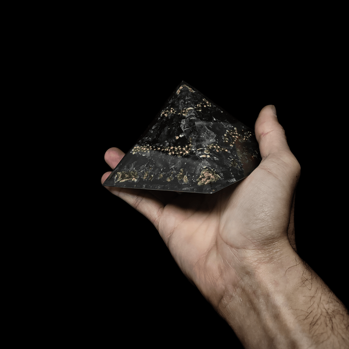 Grau Orgonit Pyramide aus dem Edelstein Rauchquarz mit goldenen Elementen.