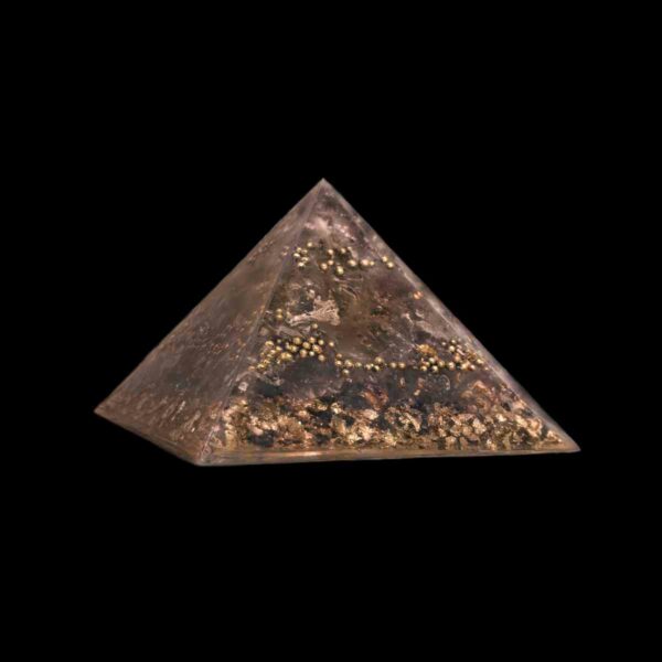 Orgonit Pyramide "Erkenntnis" mit Rauchquarz und weiteren Edelsteinen. Dieser Cheops-Pyramiden förmige Orgonit Kristall ist grau gehalten und weist goldene Elemente auf.