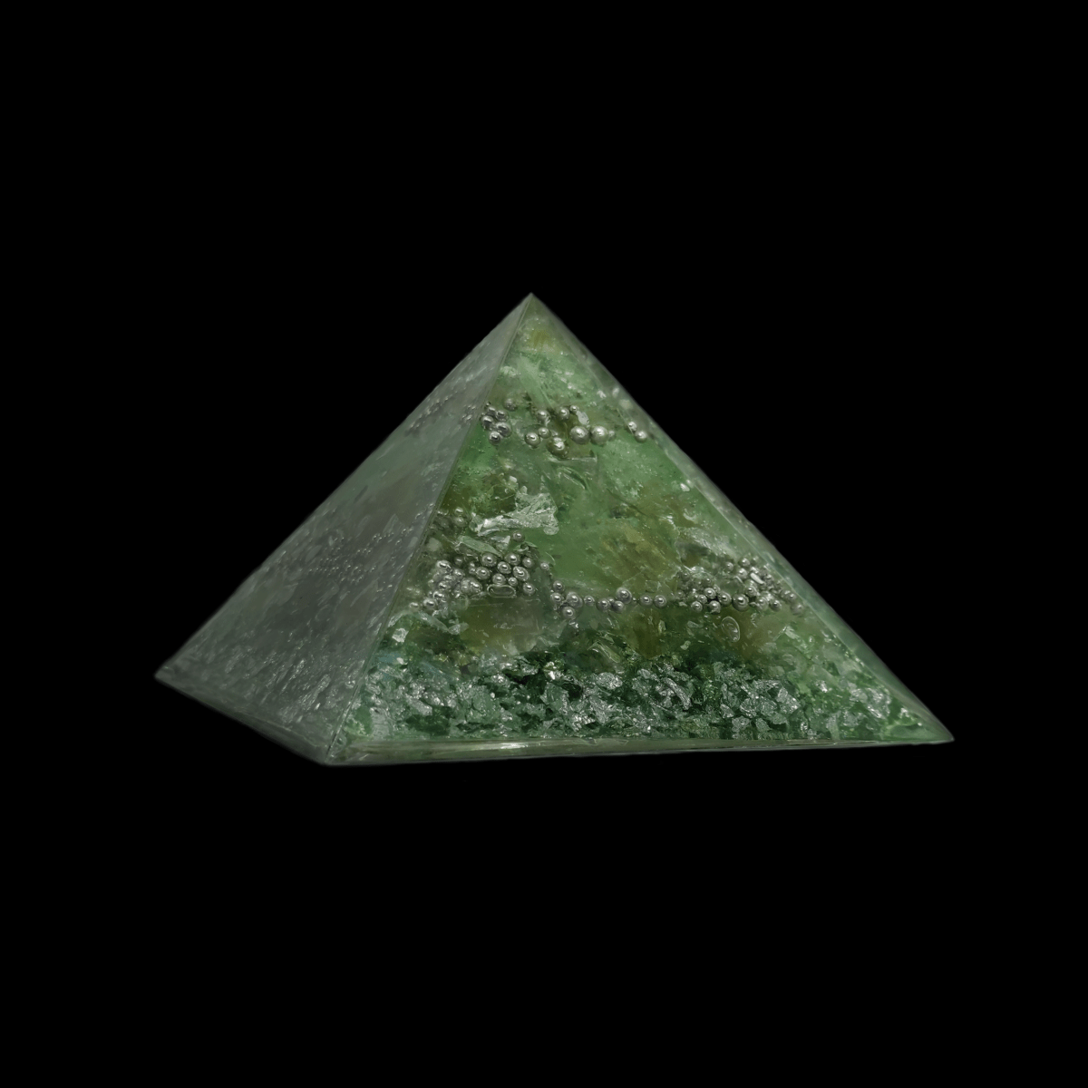 Orgonit Pyramide "Prasiolight" als Energie Kristall mit grünem Calcit & grünem Quarz.