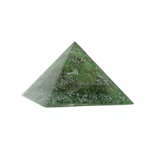 Orgonit Kristall "Prasiolight" in Pyramidenform. Zu sehen ist eine hellgrüne Orgonit Pyramide mit silberfarbenen Elementen.