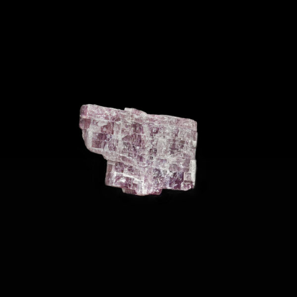 Violetter roher Anhydrit mit gebänderten Kristallen.