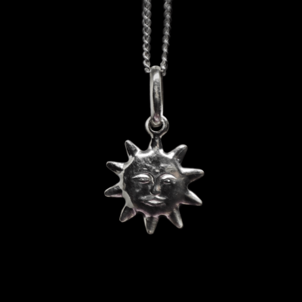 925 Sterling Silber Anhänger in Sonnenform. Die Sonne weist einen esoterisch anmutenden Charakter auf.