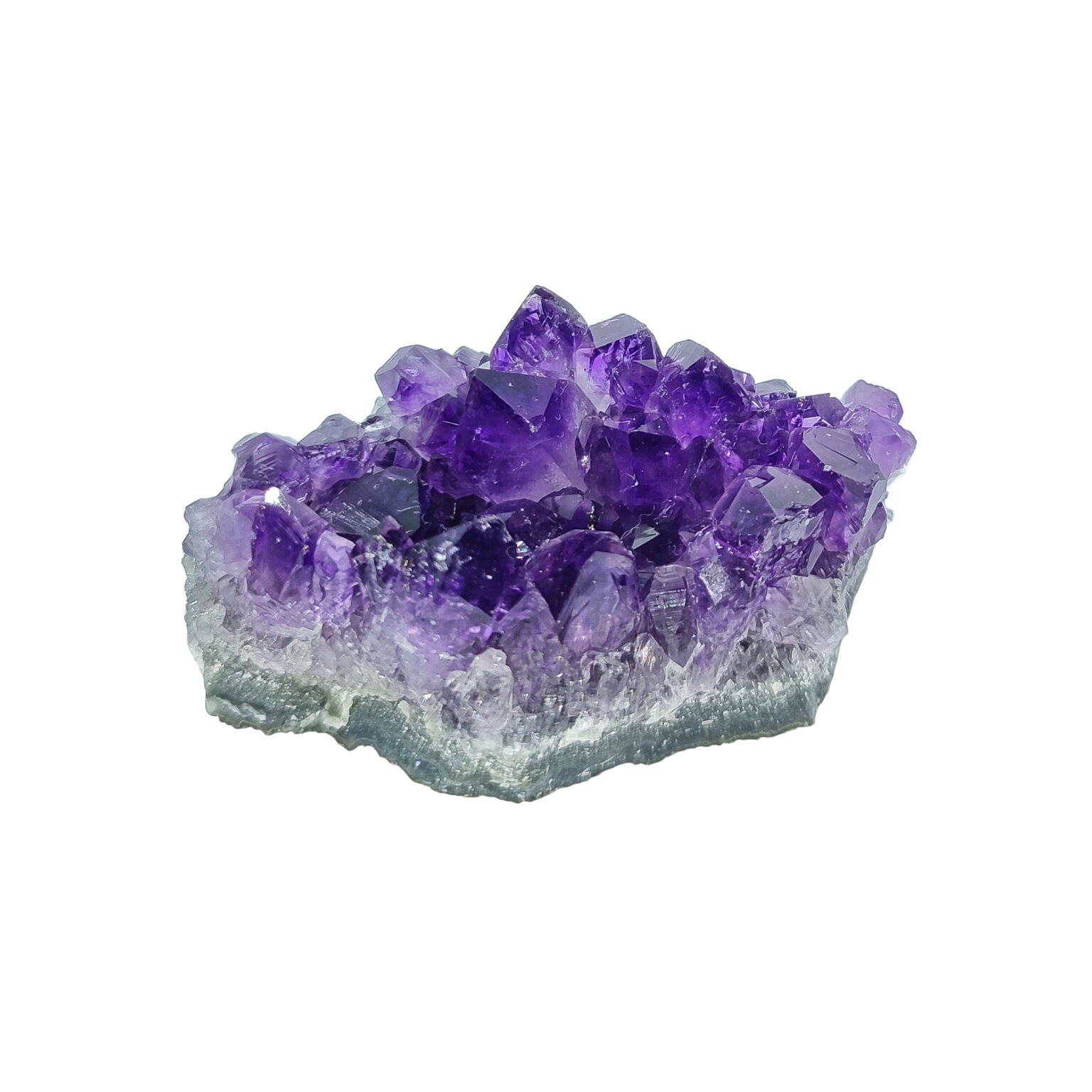 Amethyst Kristall-Stufe mit intensiv violetten Kristallen.