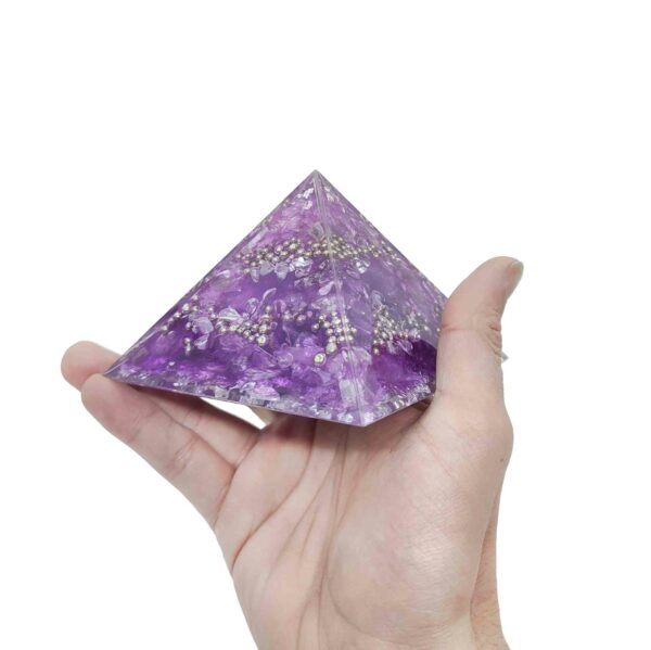 Orgonit Pyramide mit pinken & violetten Edelsteinen und silbernen Metallen.