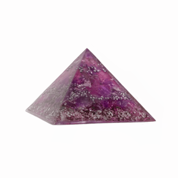 Eine magentafarbene Orgonit Pyramide welche aus violetten Edelsteinen & silbernen Metall Elementen besteht.