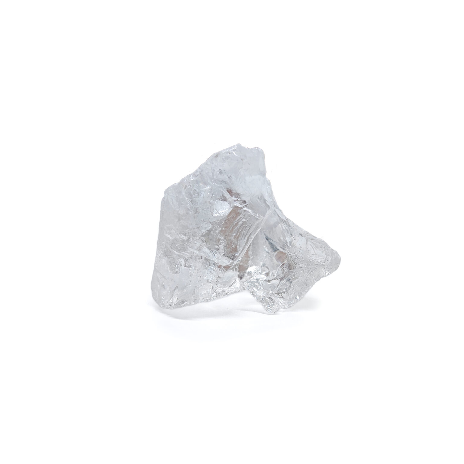 Ein kristalliner roher Bergkristall aus transparentem Quarz.