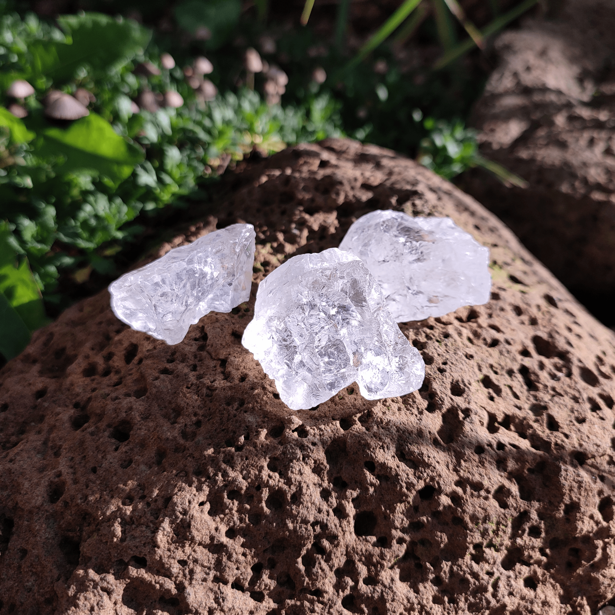Transparente Bergkristalle auf Natur Hintergrund.