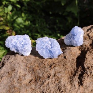Blaue Calcit Roh Kristalle auf natürlichem Hintergrund.