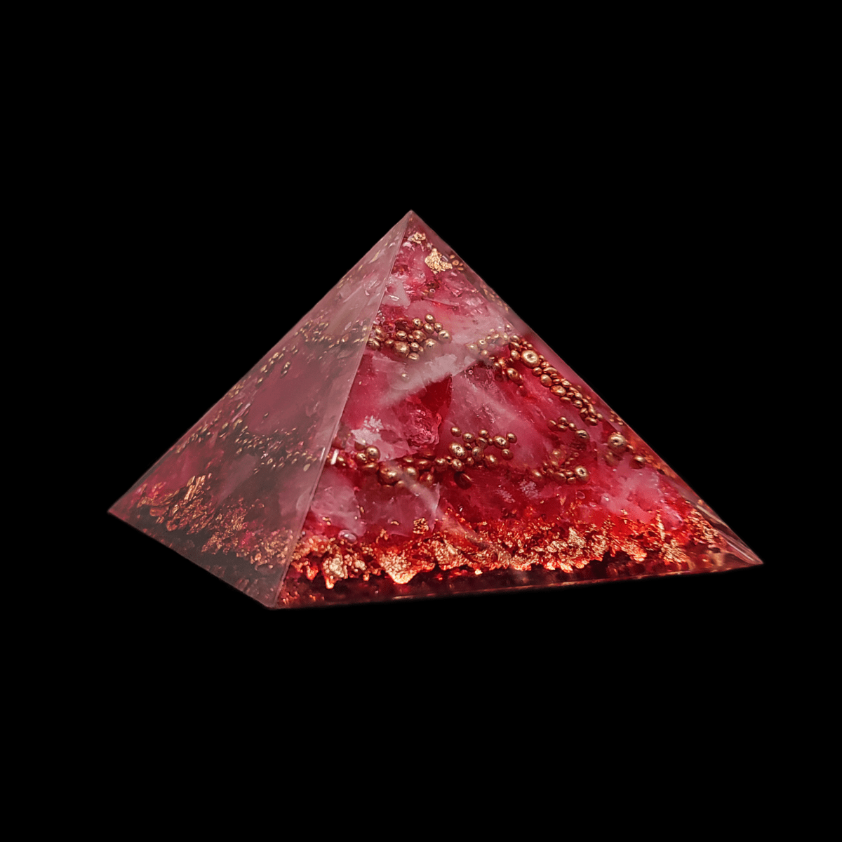 Rosé-Champagner farbene Orgonit Pyramide aus deutscher Handarbeit.