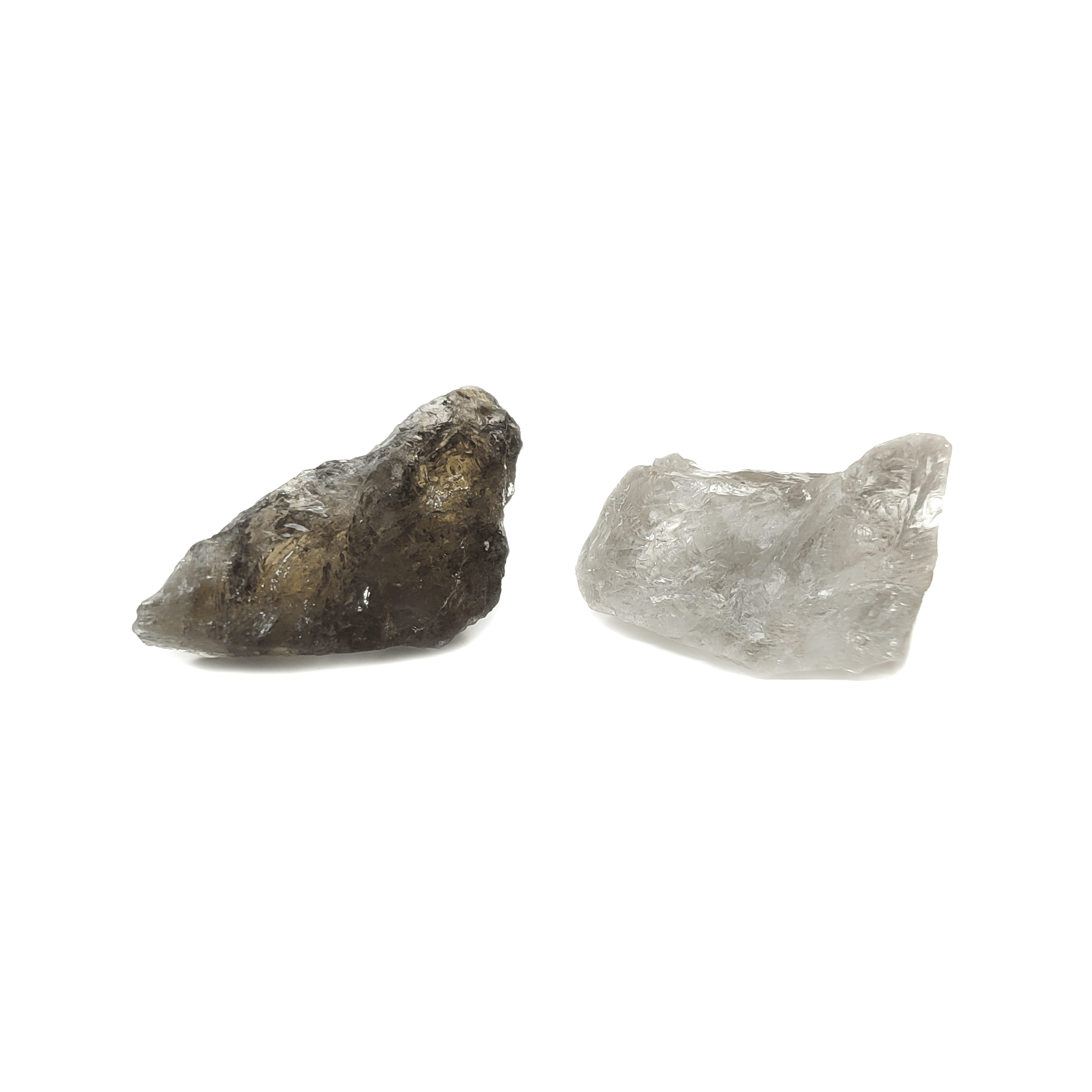 Produktpräsentation von zwei Rauchquarz Rohsteinen. Der eine Stein ist dunkel, der andere Edelstein ist hell.