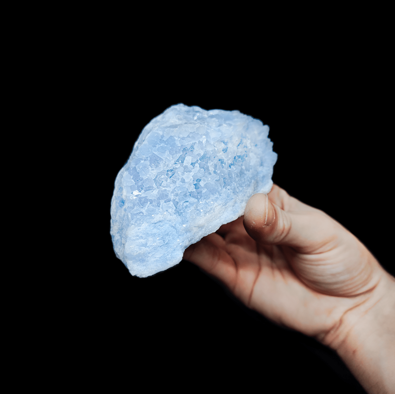Ein großer auskristallisierter blauer Calcit Rohstein.