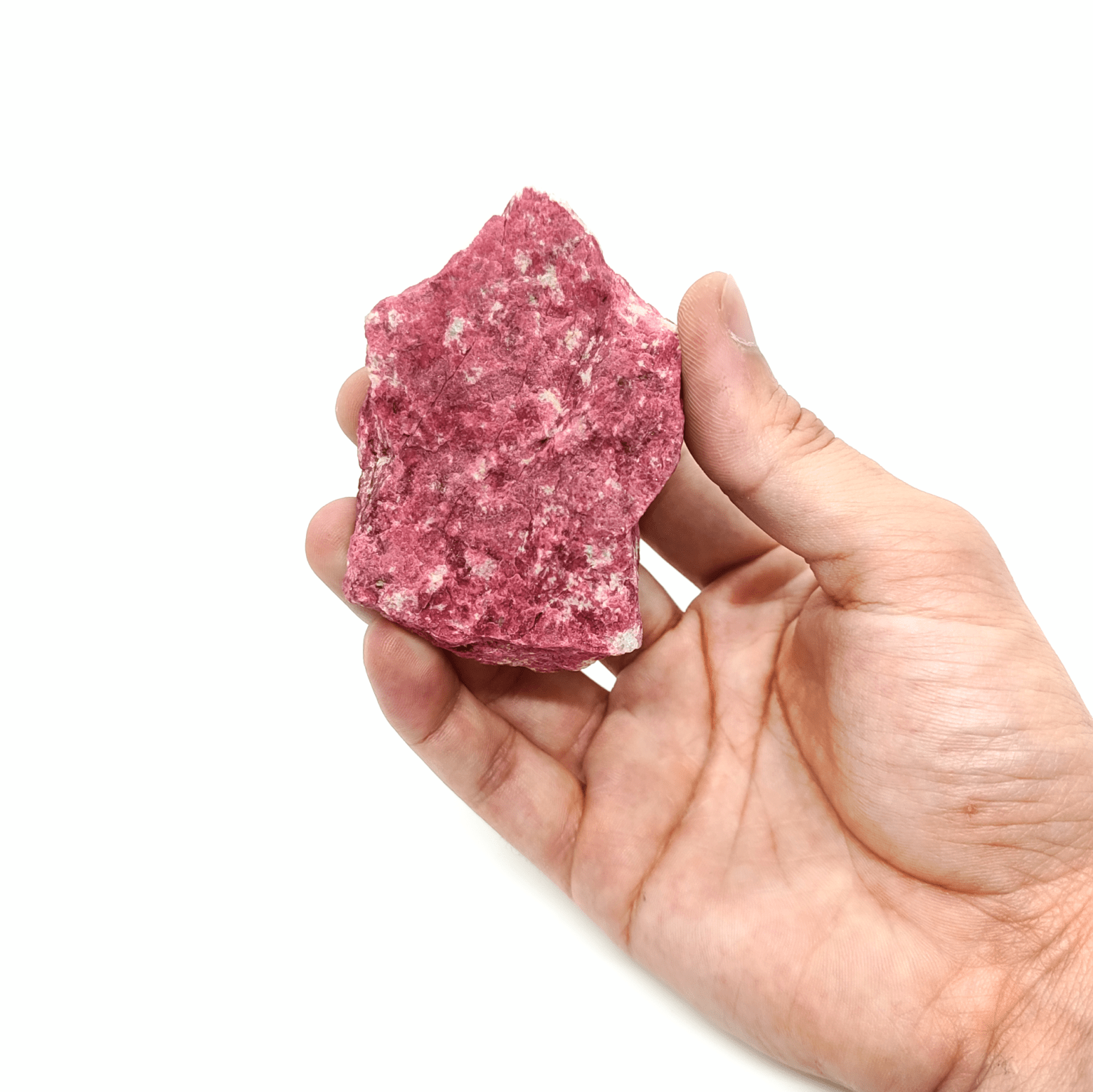 Produktbeispiel eines großen Thulit Rohsteins, welcher hier online gekauft werden kann. Der Edelstein ist intensiv rosa.