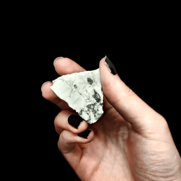 Ein weißer Magnesit Rohstein. Dieser Edelstein wird auch als Howlith bezeichnet. Magnesite sind weiß mit schwarzen Bänderungen.