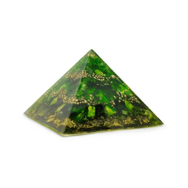 Hellgrüne Orgonit Pyramide aus grünem Opal, Peridot & Aventurin. Ergänzt wird dieses Orgon Kunstwerk durch goldene Elemente.