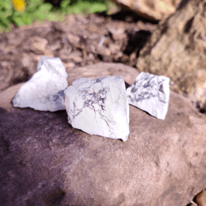 Magnesit Rohsteine aus unserem Esoterik Shop auf natürlichem Hintergrund.