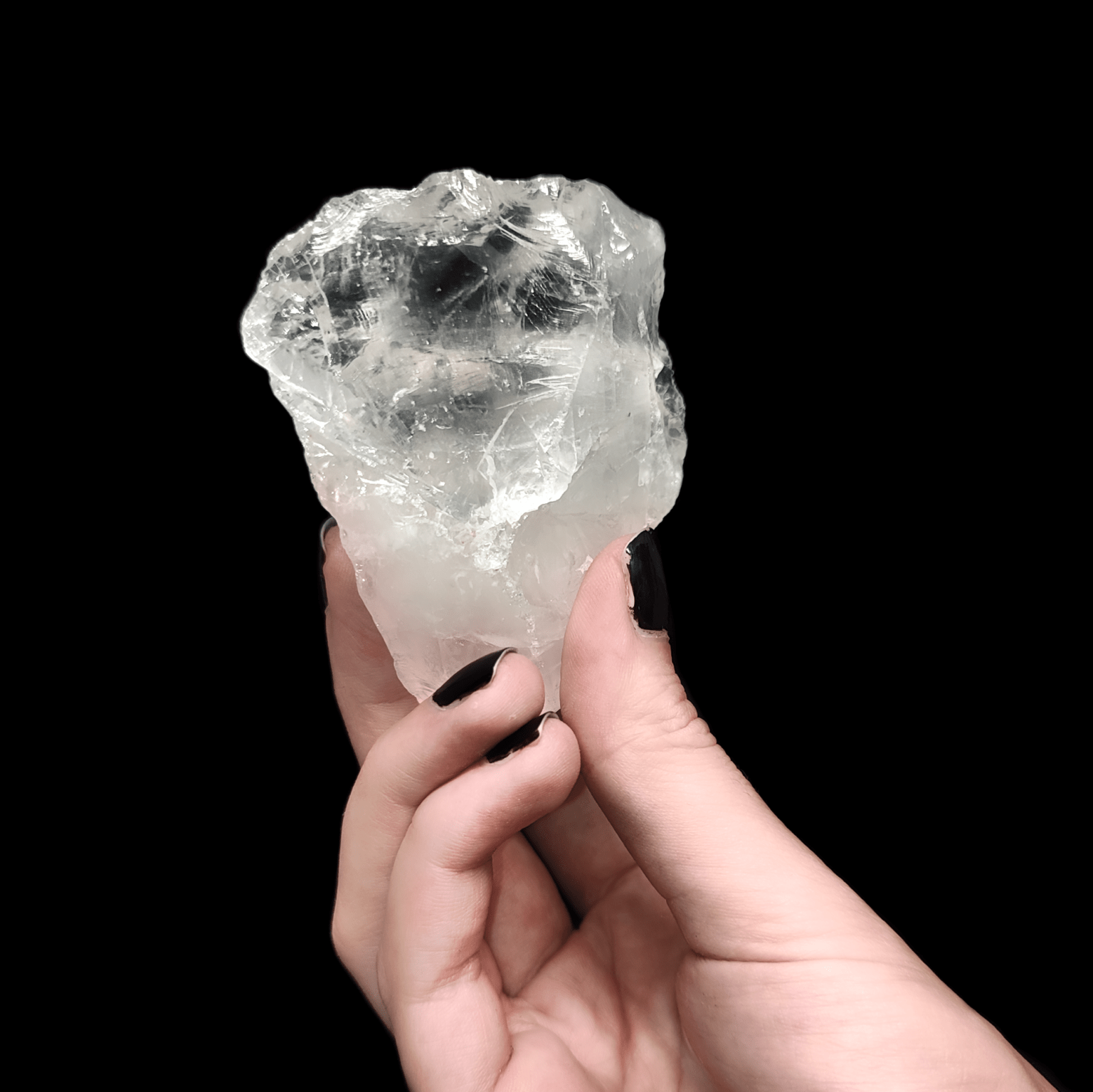 Ein großer Girasol Rohstein. Dieser Seidenquarz zählt zu den Bergkristallen & besteht aus einem Wechsel von transparenten und verschleierten Kristallen.