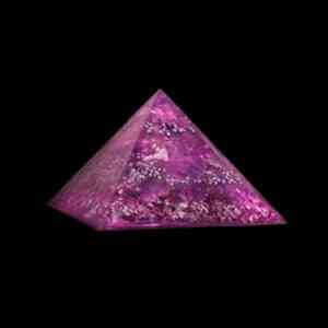 Hell violette Orgonit Pyramide mit pinkem Amethyst, Anhydrit und silbernen Elementen.