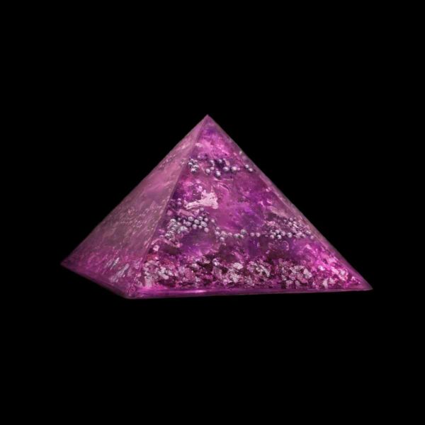 Hell violette Orgonit Pyramide mit pinkem Amethyst, Anhydrit und silbernen Elementen.