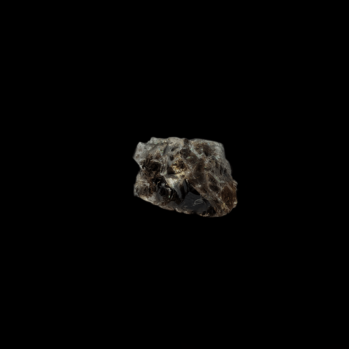 Rauchquarz Rohstein auf schwarzem Hintergrund. Rauchquarze sind dunkle Quarze von bräunlicher bis grauer Farbe.