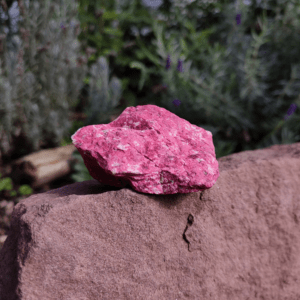 Ein Thulit Roh Edelstein auf natürlichem Hintergrund.