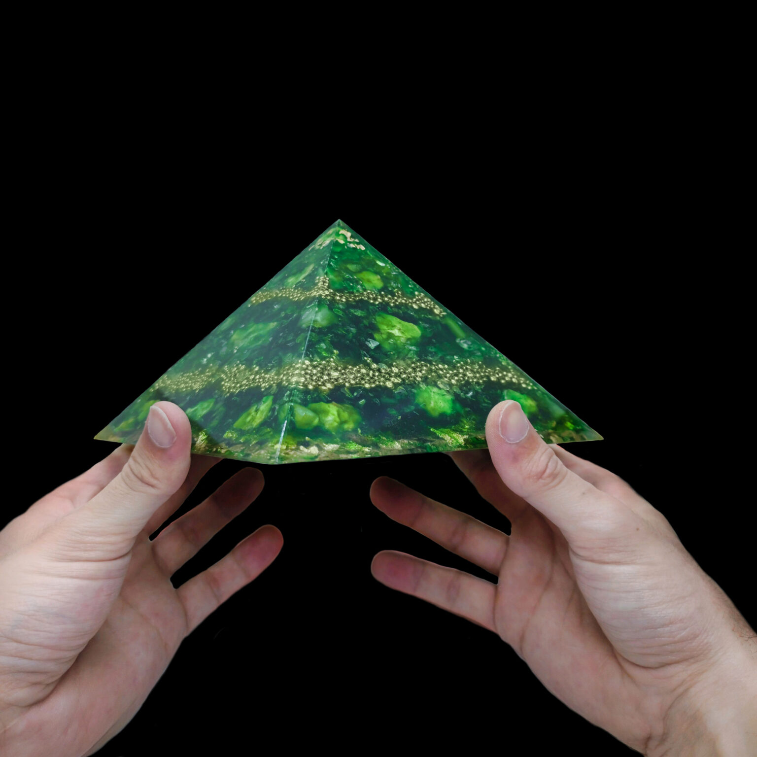 15cm + Orgonit Pyramide mit hellgrünen Edelsteinen & goldenen Metallperlen.