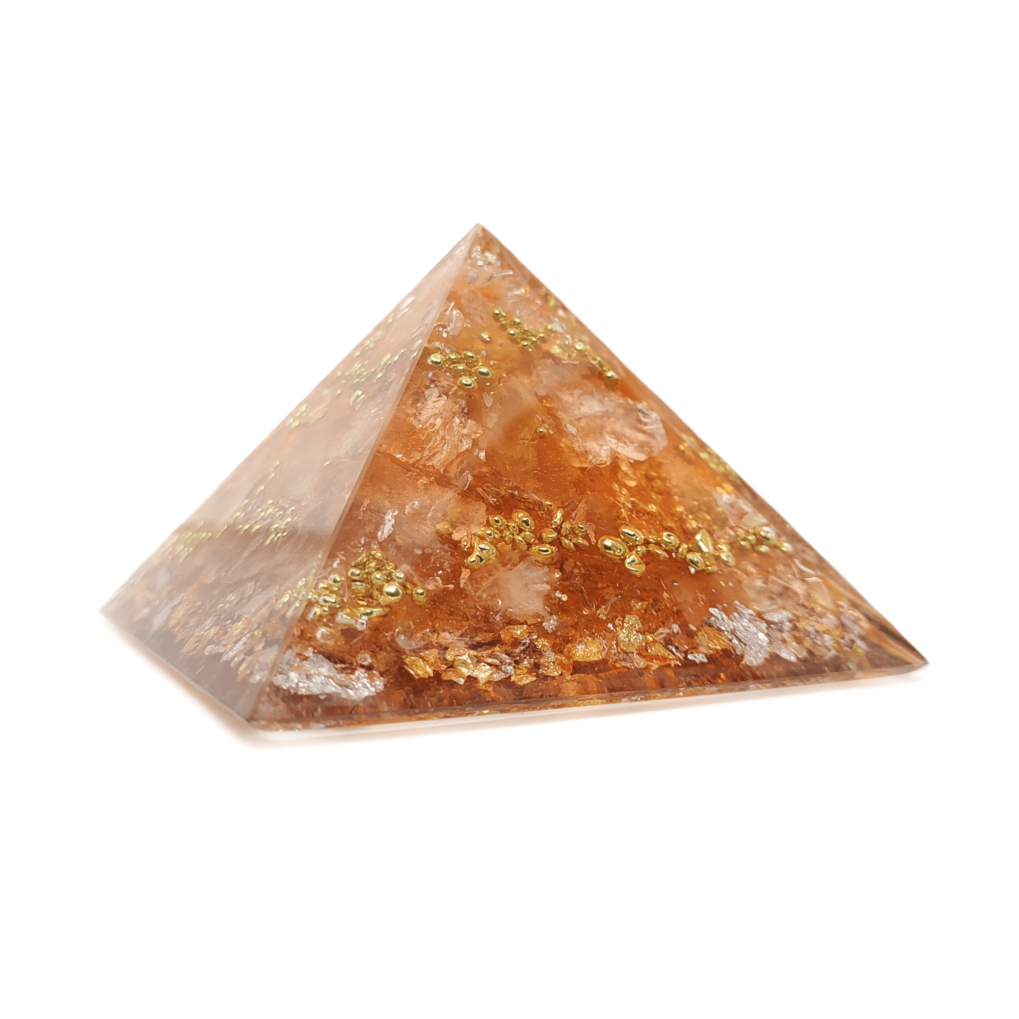 Aprikosenfarbene, sanft hell orangene Orgonit Pyramide mit goldenen & silbernen Elementen. Die Kristallstruktur von Bergkristall & Herkimer Diamant ist gut zu erkennen.