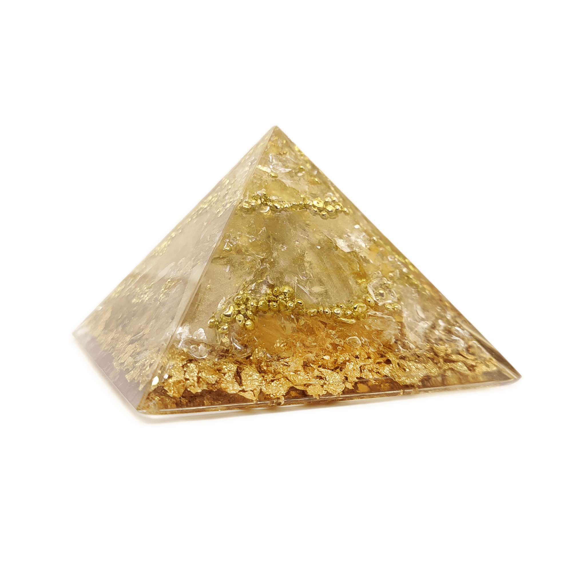 Aus Quarzen & hellen Edelsteinen gefertigte Orgon Pyramide. Dieser Orgonit ist beige bis gelb & es sind goldene Metallelemente zu erkennen.