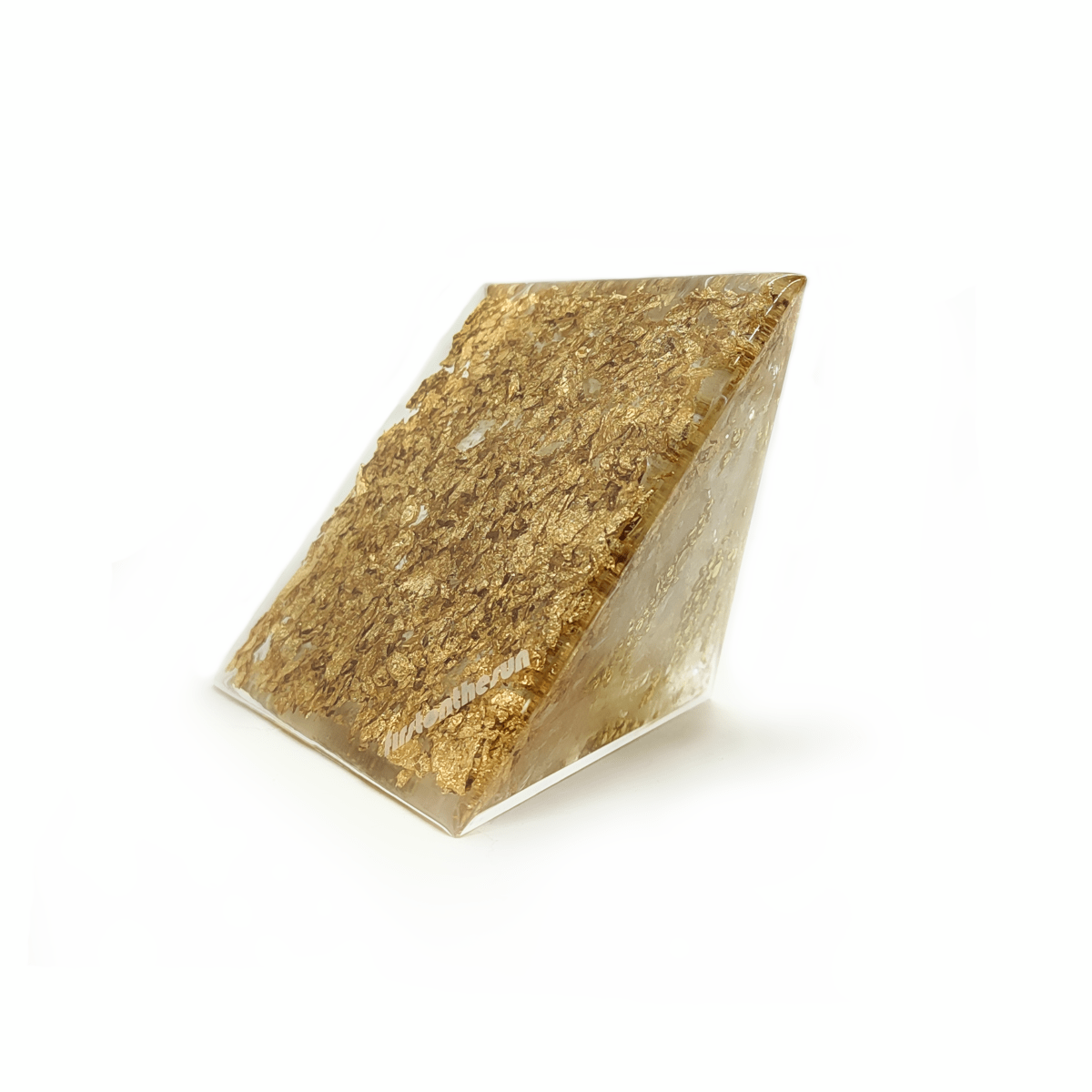 Goldene Bodenfläche eines Bergkristall Orgonit.