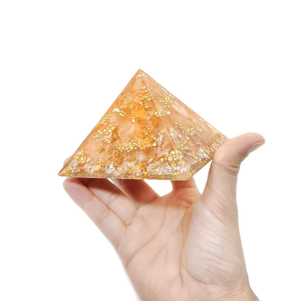 Hell orangene Orgonit Pyramide aus apricot-farbenen Edelsteinen & Gold.