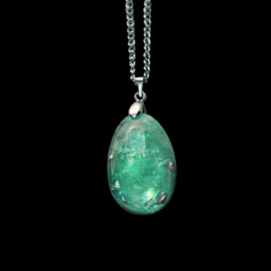Tropfenförmiges Orgonit Amulett mit hellgrünen Edelsteinen & Silber Kette.
